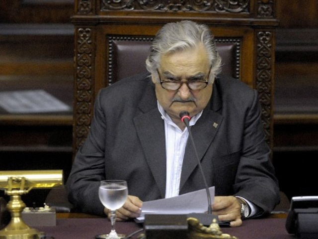 El, presidente Mujica puso a su ministro del Interior al frente de Economía.