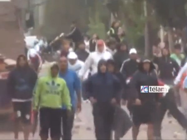 En la imagen se observa a uno de los atacantes empuñando un rifle. (Captura de video/Télam)