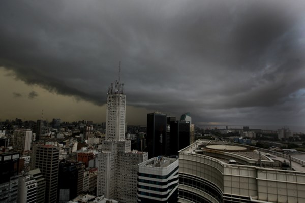Imagen de la trmenta sobre la ciudad de Buenos Aires esta mañana.