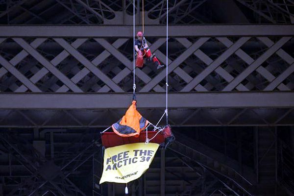 greenpeace_eiffel