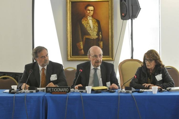 Los periodistas Magdalena Ruiz Guiñazú y Joaquin Morales Sola ante la CIDH en Washington.