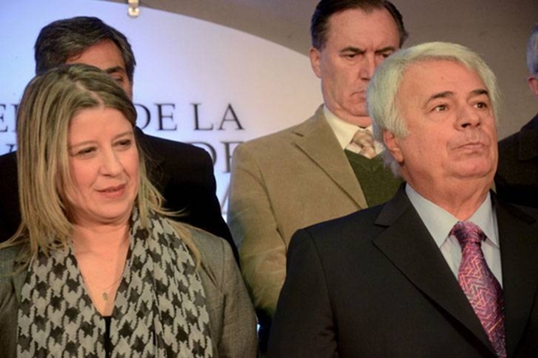 La ministra de Seguridad, Alejandra Monteoliva, junto al gobernador José Manuel de la Sota.