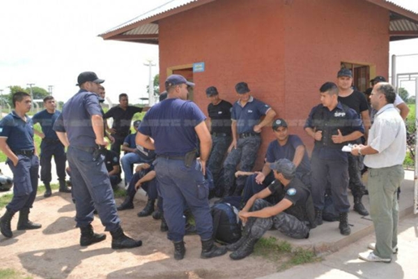 Por la tarde, los efectivos tomaron la alcaídida provincial. "Nuestro básico es de 1800 pesos y (el gobernador en licencia, Jorge) Capitanich nos dio un 30% en negro", dijeron. | Fuente: Perfil.com - Foto: Diario Norte