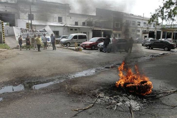 Unos 100 agentes fuera de servicio cortaron calles en la capital de la provincia de Buenos Aires. | Gentileza diario El Día - Roberto Acosta - Perfil.com