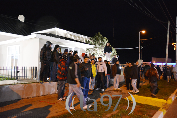 Dirigentes y militantes de ATE apostados fuera del Concejo Deliberante