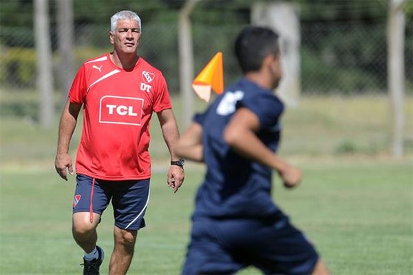 El técnico De Felippe pondrá mayoría de titulares para su partido de hoy.
