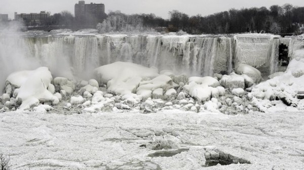 Las Cataratas del Niágara congeladas vista desde Ontario, Canadá.