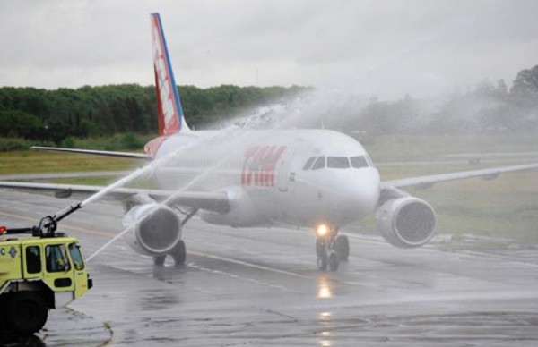 Una autobomba "bautizó" el Airbus 320 de TAM tras su arribo al aeropuerto.
