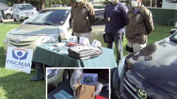 Integrantes del equipo antinarcóticos OS7 de Carabineros exhibe la droga incautada y los vehículos en que se movilizaba la banda.