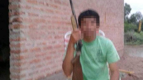 joven armado