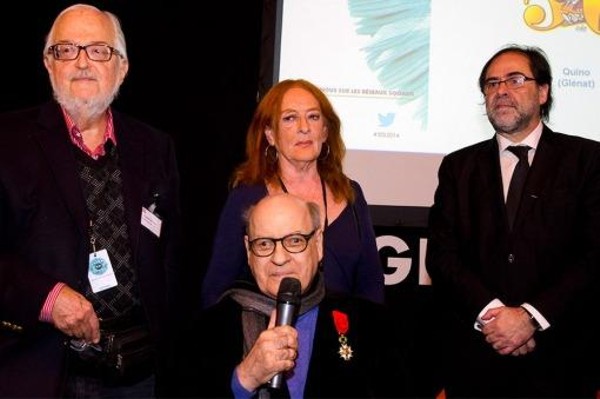  El dibujante de 81 años, acompañado de su mujer, Alicia, y sus editores argentinos, Kuki Miler y Daniel Divinsky. 