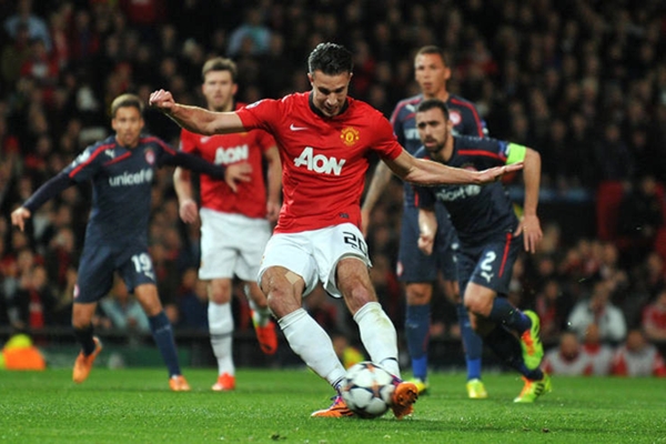 Van Persie remata el penal que se convertiría en el primer gol del Manchester.