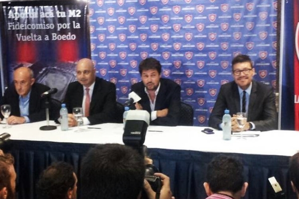 Lammens, Tinelli y los representantes del supermercado.