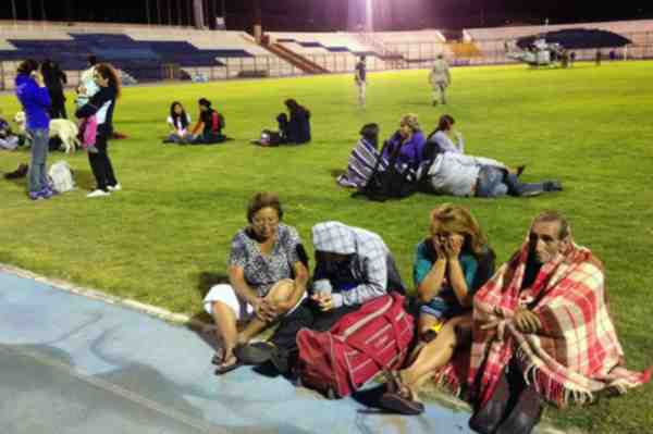 Los vecinos de Iquique se refugian en el estadio de la ciudad después de la alerta de tsunami.