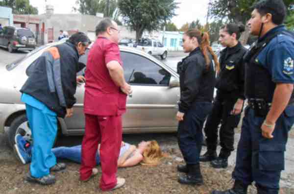 La joven no permitió ser asistida por el equipo médico que llegó a bordo de una ambulancia y sólo permitió ser ayudada por dos mujeres policías.(elpatagonico.net)