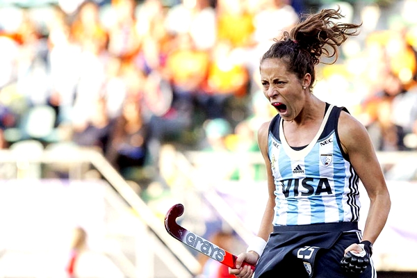 Silvina D'Elía anotó los dos primeros goles de Argentina en La Haya.