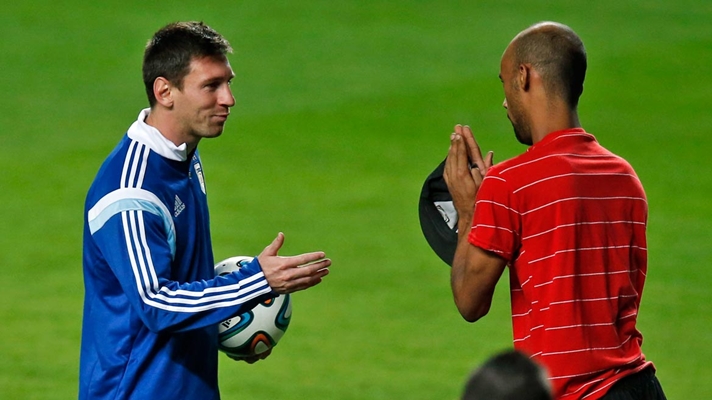 Más allá del afecto recibido, algunos fanáticos se animaron a evadir los controles de seguridad para ingresar al campo de juego, donde recibieron varias prendas de Lionel Messi y otros jugadores.