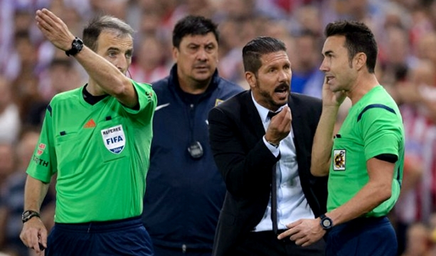 Por palmear al árbitro en la nuca Diego Simeone fue expulsado y deberá estar ocho fechas sin sentarse en el banco. German Burgos será el DT.