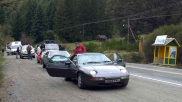 El Porsche con que el periodista inglés Jeremy Clarkson recorre la Patagonia, y su polémica patente: H982 FKL. (Foto:Clarín)
