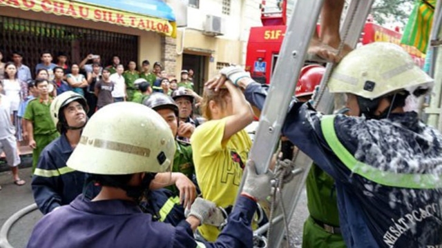 Un total de 30 bomberos y cinco dotaciones trabajaron por más de una hora para sofocar el incendio.