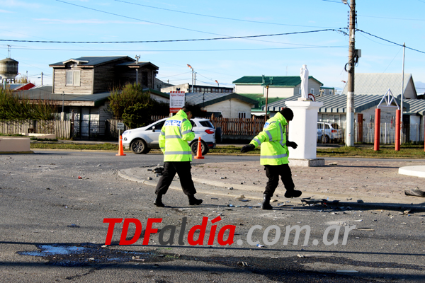 policias_limpiendo_calle
