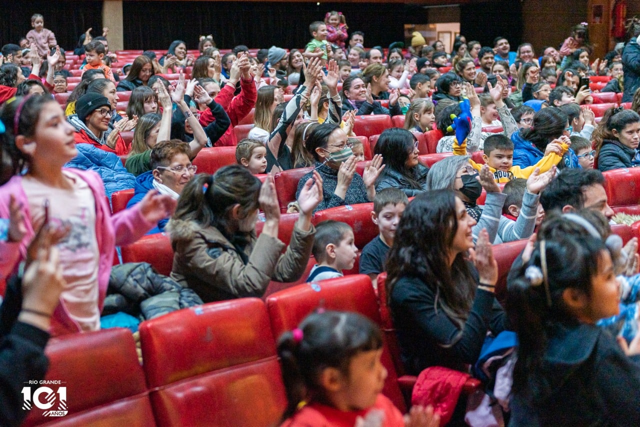 Vecinos Y Vecinas Disfrutaron Del Teatro En La Casa De La Cultura