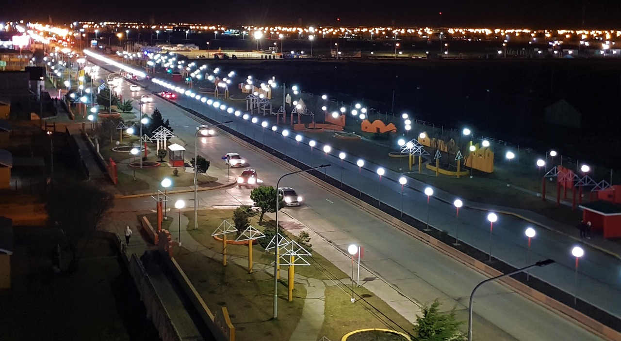 Vista aérea noctura de la Avenida San Martín de la ciudad Río Grande.