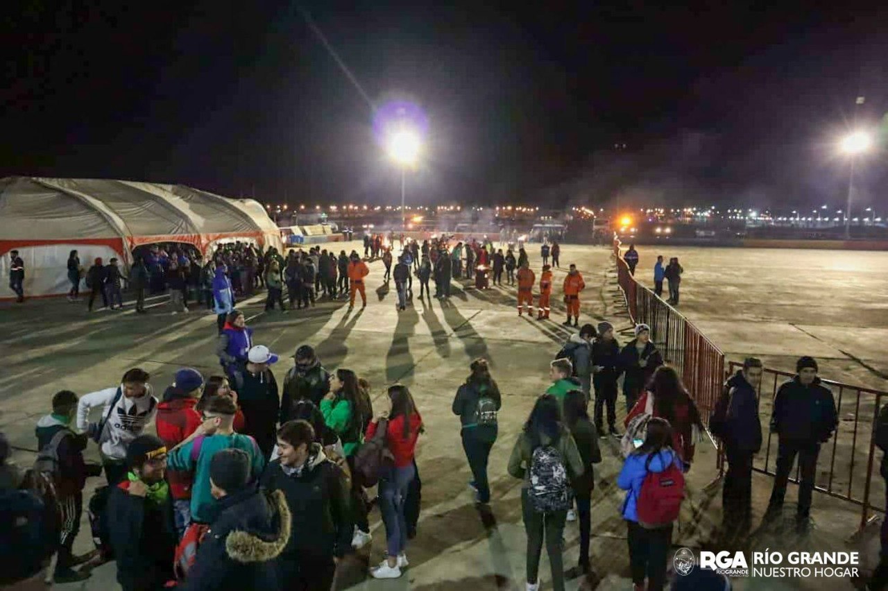 Con carpa instalada, comienza la serenata esta noche