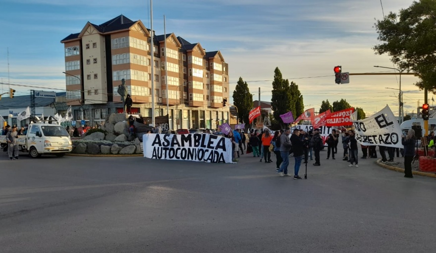 Manifestaciones En Río Grande Y Ushuaia En Contra De La Ley Ómnibus Y El Dnu 2499