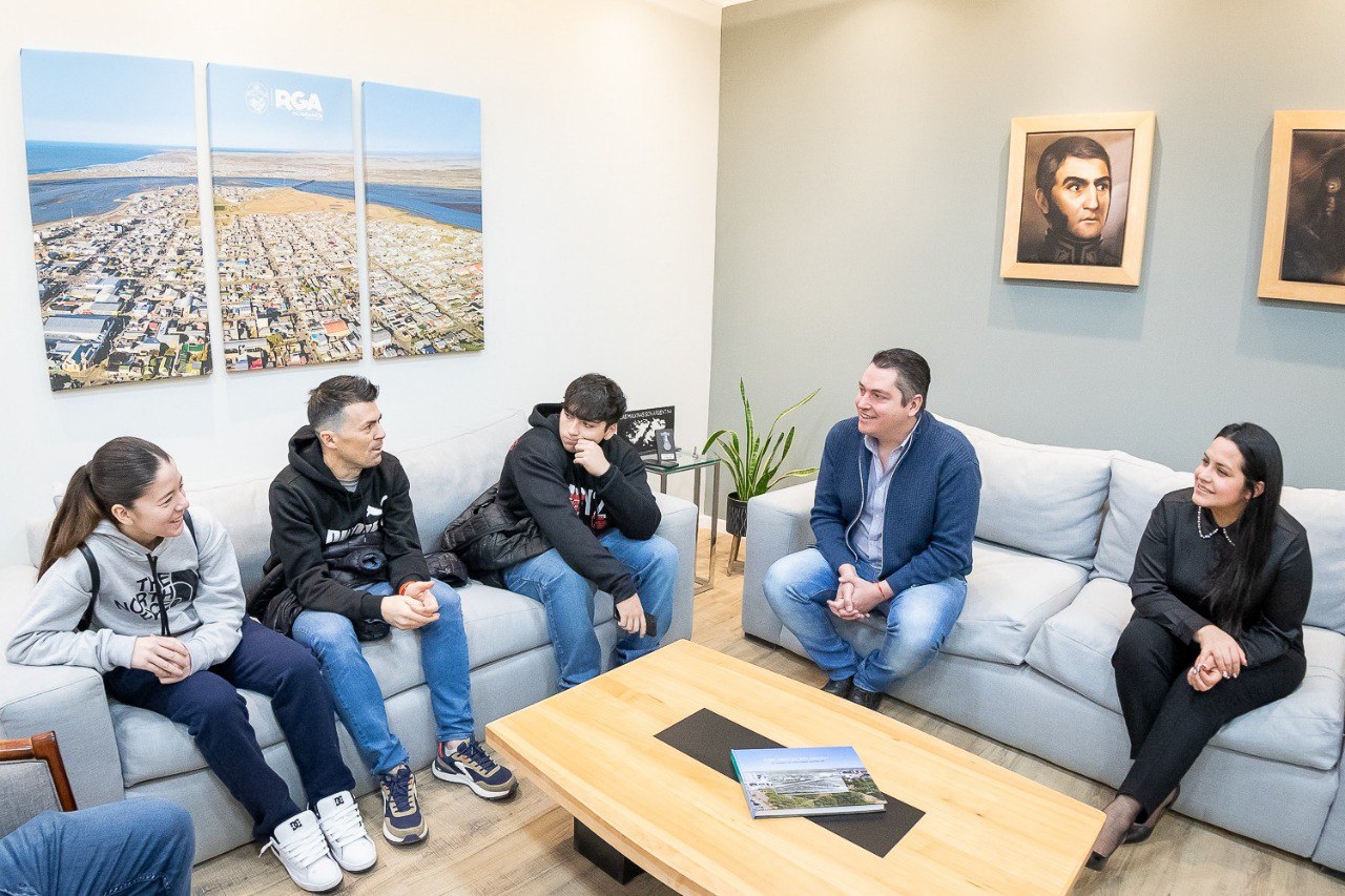 martín perez en el encuentro que mantuvo con thiago martínez, campeón de powerlifting; y tiziana pastori,