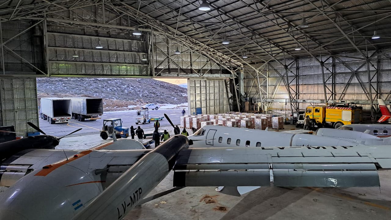 aviÓn de cargas de aerolÍneas argentinas en ushuaia