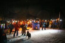 bajada con antorchas en el centro de montaÑa glaciar martial