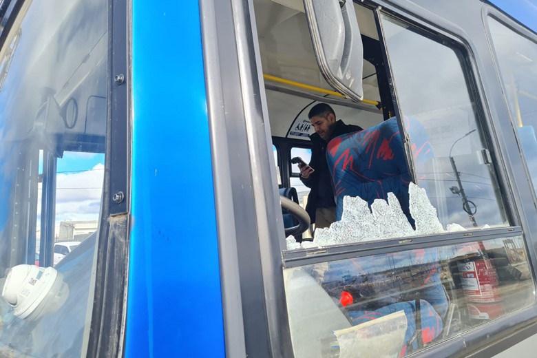 Conductor de camioneta impactó a un colectivo de CityBus y se dio a la fuga