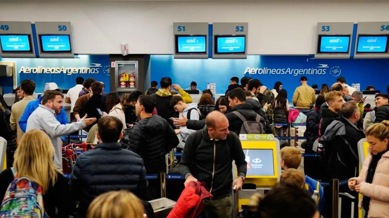 15 mil pasajeros afectados por el paro en Aerolíneas Argentinas