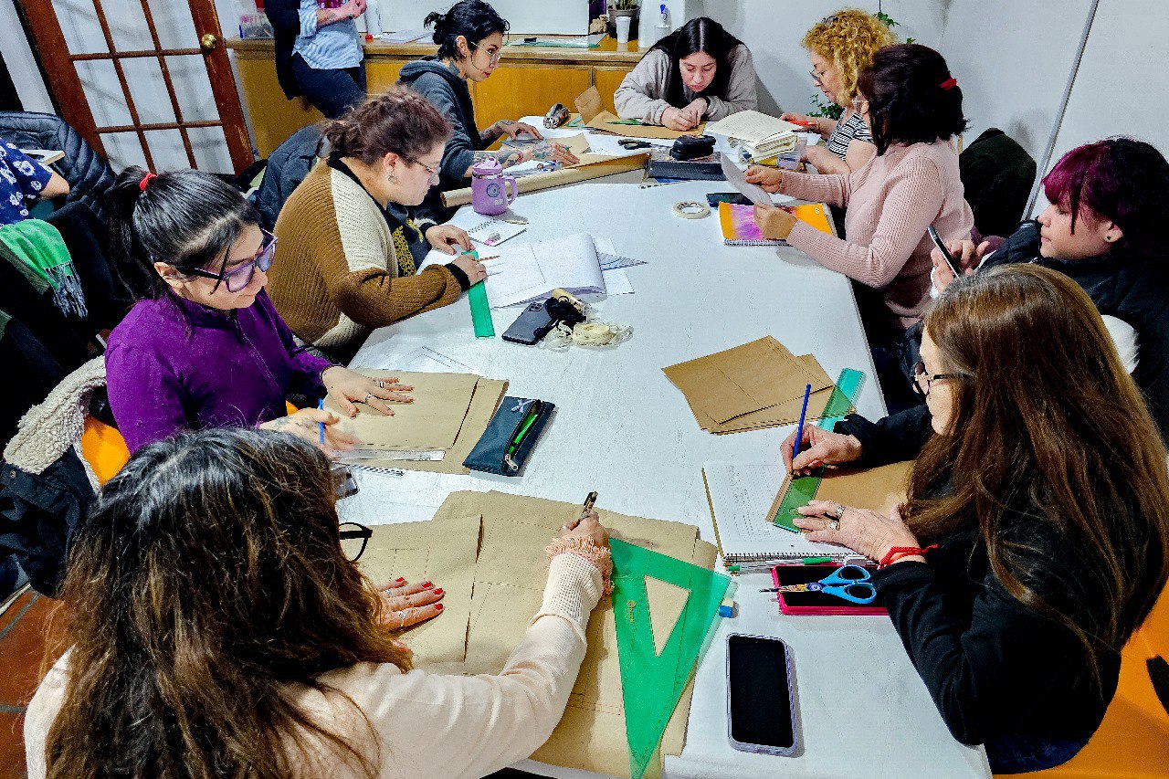 talleres que el gobierno brinda en diversos barrios de la provincia