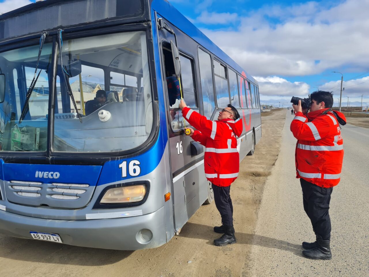 Lograron identificar al conductor que chocó al colectivo