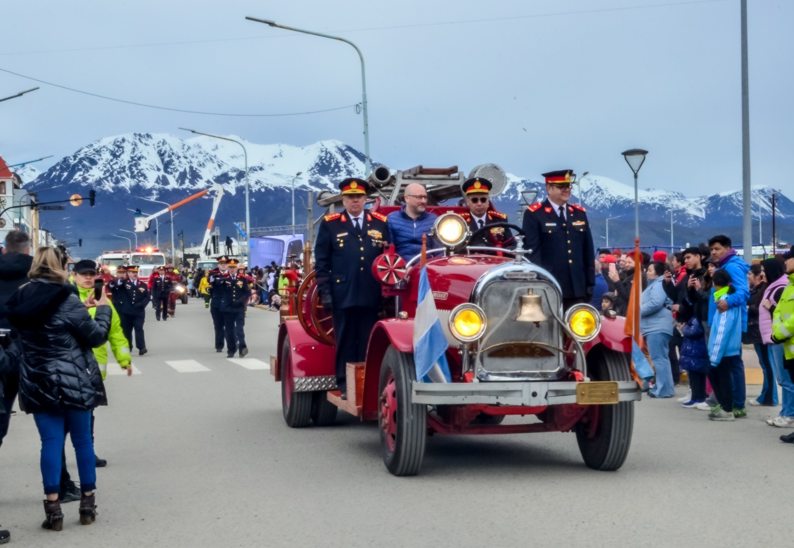 Multitudinario desfile de toda la comunidad por el 140° aniversario de Ushuaia