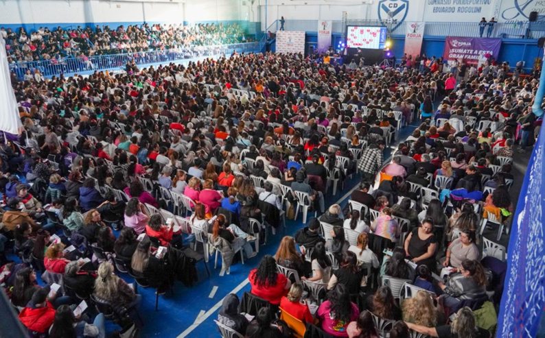 Miles de mujeres colmaron el San Martin para celebrar el Bingo Musical de Forja