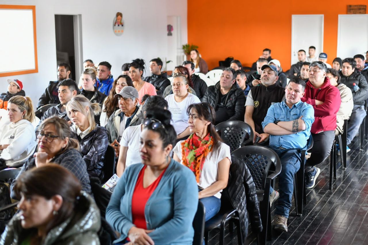 Capacitan a personal de gimnasios, depósitos y comedores de escuelas