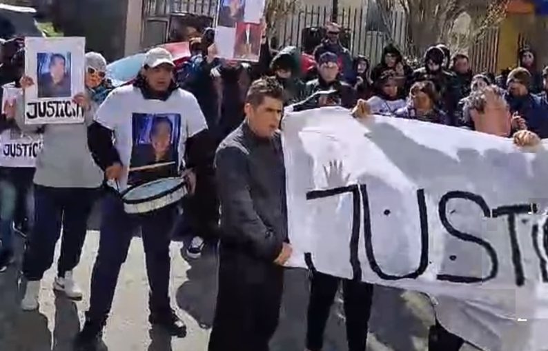 Frente al Sanatorio Fueguino, pidieron justicia por la muerte de Marcelo Fernández