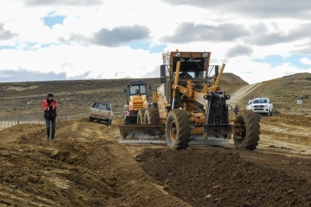 Vialidad trabaja en la nueva traza de la ruta 5 en estancia María Behety