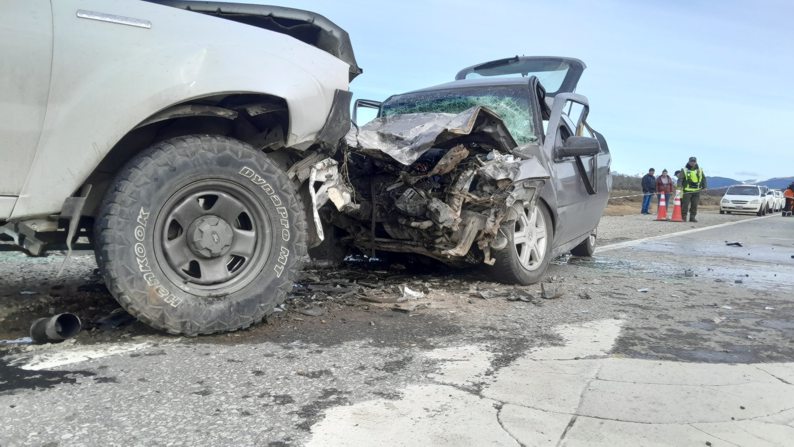 Choque frontal a 5 km de Tolhuin: dos muertos y un niño herido grave