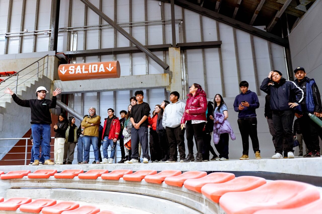 Estudiantes de escuelas técnicas recorren la obra del microestadio