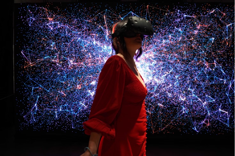 una mujer con un vestido rojo con un casco de realidad virtual