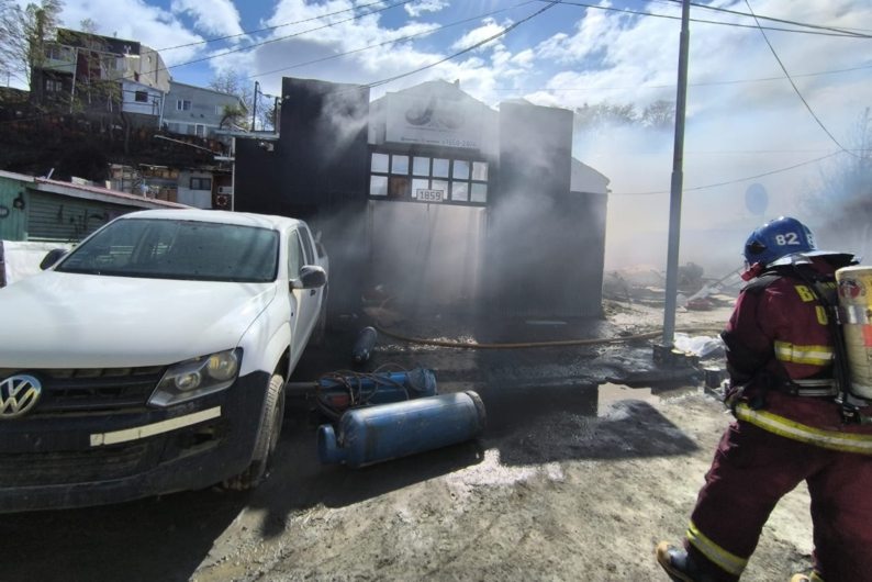 Un incendio arrasó dos viviendas y un taller mecánico en Ushuaia