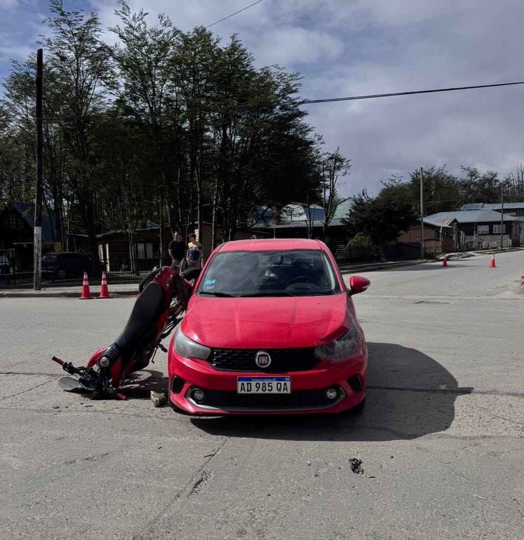 Violento choque entre un auto y una moto