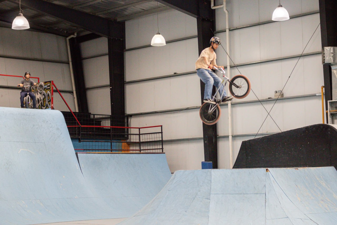 Jóvenes fueguinos en el campeonato de BMX en Maligno Park