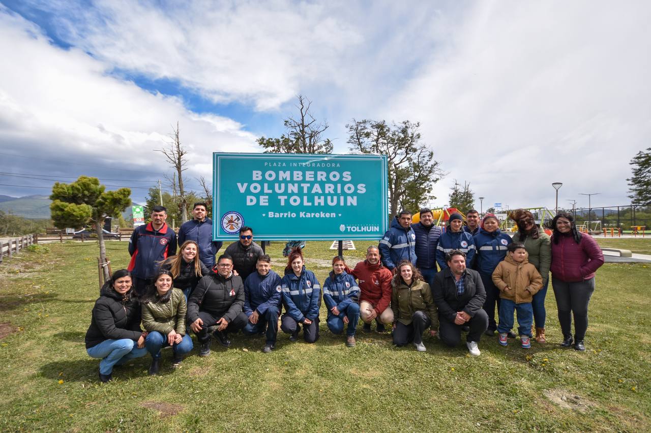 Inauguran cartel de la Plaza Integradora Bomberos Voluntarios