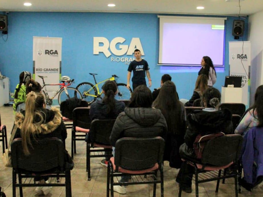 Promueven el ciclismo en un encuentro de iniciación y capacitación