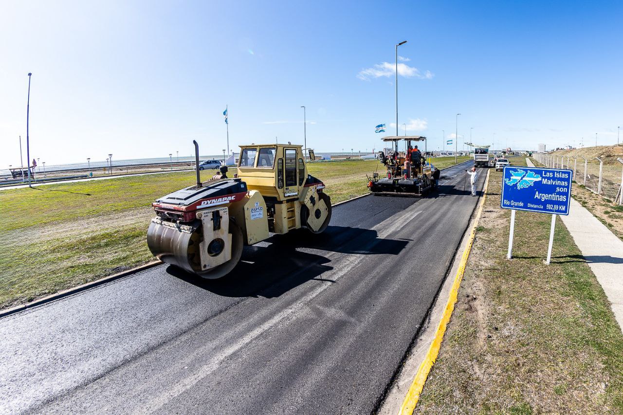 Retoman los trabajos de remediación asfáltica en la av. Héroes de Malvinas